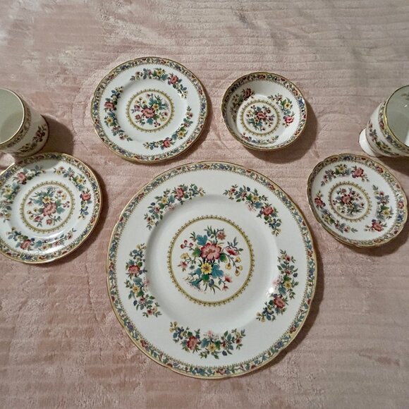 Coalport Ming Rose (4) Place Settings w/ (8) Pieces in Each Setting - Picture 2 of 6